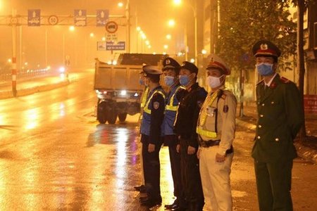 Hà Nội: Xử phạt 57 phương tiện vận tải trong 15 ngày cách ly xã hội