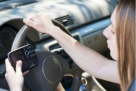 Sử dụng điện thoại khi lái xe: Có thể bị tước giấy phép lái xe đến 4 tháng