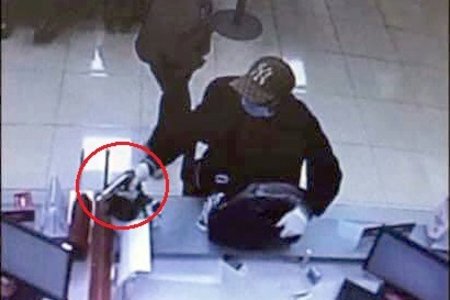 Điều tra nghi án thanh niên bịt mặt, cầm súng xông vào cướp ngân hàng ở Hà Nội