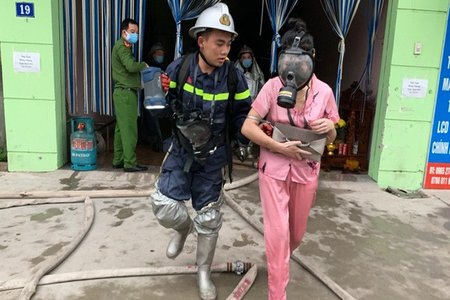 Cháy nhà nghỉ 7 tầng ở Hà Nội, 14 người được công an giải cứu an toàn
