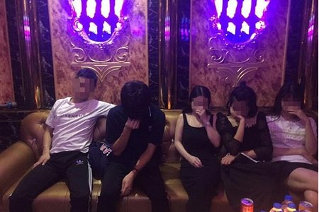 Phát hiện 10 thanh niên 'bay lắc' trong quán karaoke bất chấp lệnh cấm