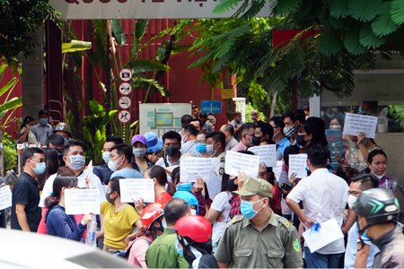 Hàng trăm phụ huynh kéo đến trường Việt Úc phản đối chính sách thu học phí