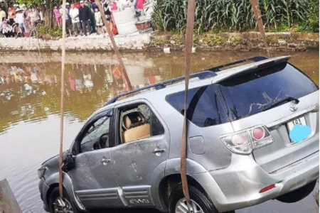 Danh tính nạn nhân tử vong trong xe ô tô 7 chỗ bất ngờ lao xuống sông ở Nam Định