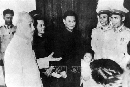 Chủ tịch Hồ Chí Minh với Công an nhân dân