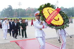 Trường Cao đẳng Công nghệ Y–Dược Việt Nam vào lăng viếng Chủ tịch Hồ Chí Minh nhân kỷ niệm 130 năm ngày sinh của Người