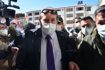 Bộ trưởng Y tế Bolivia bị bắt vì nghi thổi giá máy trợ thở nhập khẩu