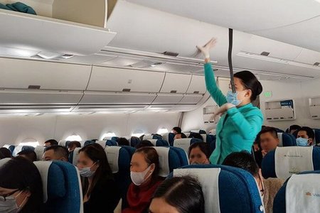 Nữ hành khách chửi bới, làm loạn trên máy bay chỉ vì chuyện dựng thẳng ghế