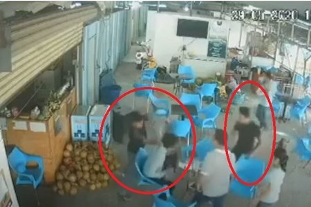 Mâu thuẫn khi mua cơm, chủ quán cà phê bị đánh dã man ở TP HCM