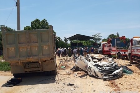 Thanh Hóa: Xe tải chở đất lật đè xe con bẹp dúm, 3 người tử vong