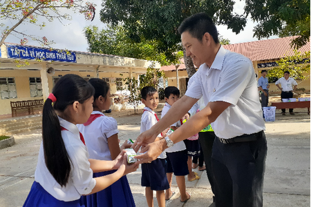 Niềm vui nhân đôi của trẻ em Trà Vinh: Quay lại trường và uống sữa học đường