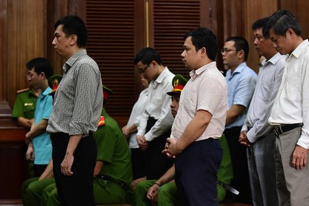 Khởi tố cựu Phó Cục trưởng Cục quản lý dược Nguyễn Việt Hùng cùng đồng phạm