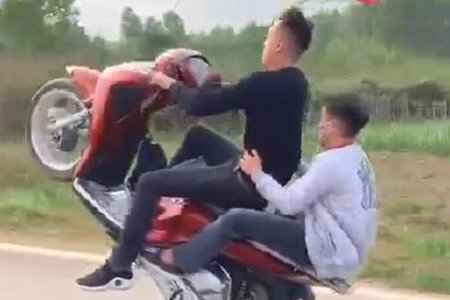 Khoe clip bốc đầu xe SH lên facebook, nam thanh niên ở Hà Nội bị xử lý