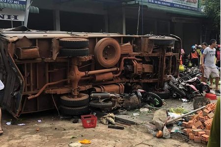 Thêm 2 người tử vong trong vụ xe tải lao vào chợ ở Đắk Nông