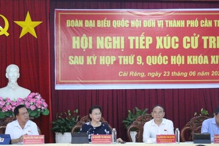 Chủ tịch hội Luật gia Việt Nam cùng đoàn đại biểu Quốc hội tiếp xúc cử tri tại Cần Thơ