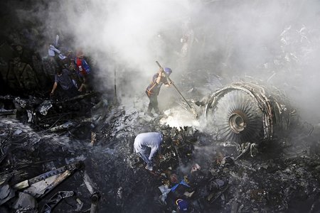 Vụ rơi máy bay làm 97 người chết thảm tại Pakistan: Phi công phân tâm, mải trò chuyện về Covid-19