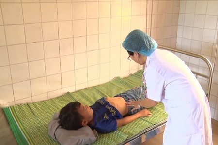 85 học sinh  ở Lào Cai nhập viện nghi ngộ độc thức ăn