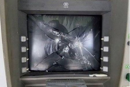 Bực tực vì rút tiền không được lại bị nuốt thẻ, thanh niên cầm búa đập vỡ màn hình máy ATM