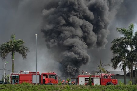 Phó Thủ tướng yêu cầu điều tra vụ cháy kho hóa chất tại Hà Nội
