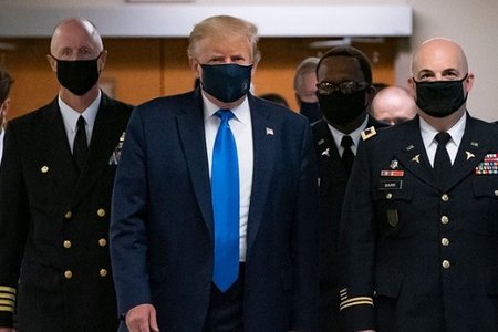 Tổng thống Trump lần đầu đeo khẩu trang nơi công cộng