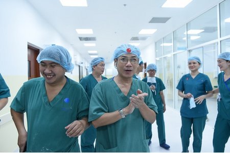 Thủ tướng Nguyễn Xuân Phúc chúc mừng êkip phẫu thuật tách rời cặp song sinh