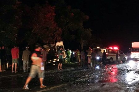 Bình Thuận: Xe khách va chạm xe tải, 8 người tử vong
