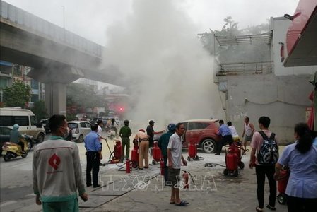 Hà Nội: Ô tô bất ngờ phát hỏa, cháy rụi trước cửa cây xăng