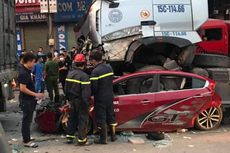 Hà Nội: Xe ô tô 4 chỗ bị xe container đè bẹp khi dừng đèn đỏ, 3 người tử vong