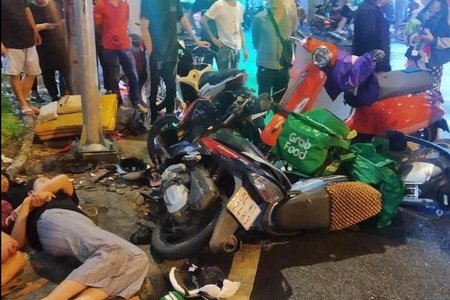 TP HCM: Nữ tài xế Camry tông hàng loạt xe máy đang dừng đèn đỏ