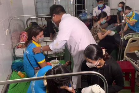Hàng chục công nhân nhập viện cấp cứu sau khi ăn bánh mì