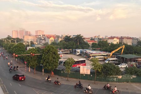 Long Biên: Hàng loạt bãi xe có dấu hiệu hoạt động không phép