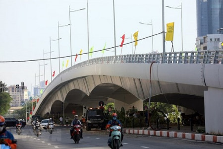 Hà Nội cấm phương tiện cao quá 3,5m đi cầu vượt Hoàng Quốc Việt - Nguyễn Văn Huyên