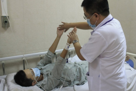 Hà Nội: Nam thanh niên bị co giật sau khi ăn tiết canh