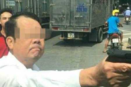 Công an xác minh danh tính người đàn ông rút súng doạ tài xế giữa quốc lộ ở Bắc Ninh