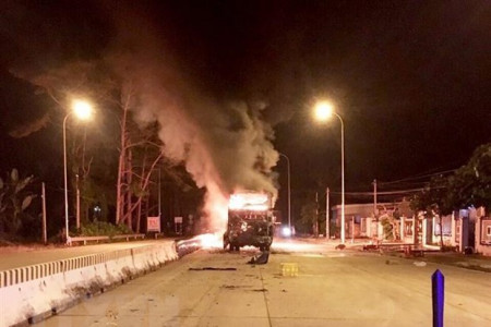 Gia Lai: Xe khách bốc cháy trong đêm, 21 người kịp thời thoát nạn