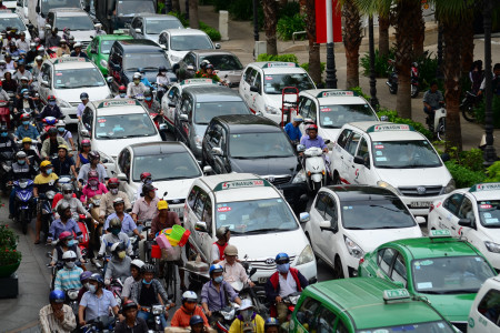 Cấm taxi ở một số tuyến phố nội đô: Có bất công cho taxi truyền thống?