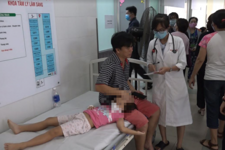 TP.HCM: Hàng chục học sinh nhập viện nghi do ngộ độc thực phẩm
