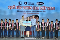 Quỹ sữa vươn cao Việt Nam và Vinamilk trao tặng 83.400 ly sữa cho trẻ em có hoàn cảnh khó khăn tỉnh Phú Yên