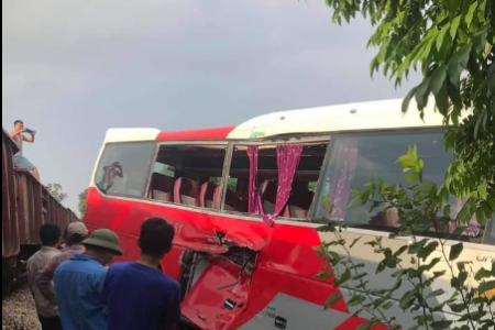 Hà Nội: Xe 45 chỗ chở học sinh va chạm tàu hoả, nhiều em bị thương
