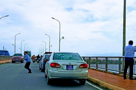 Vụ đoàn xe biển xanh dừng đỗ trên cầu để chụp ảnh: Chủ tịch Quảng Bình nói gì?