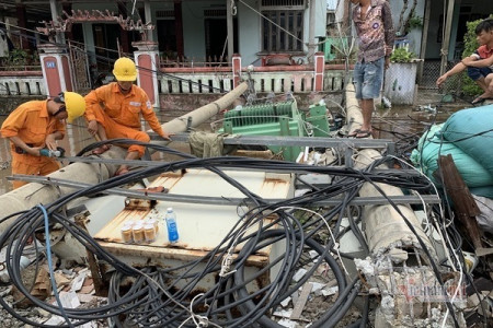Vụ hàng trăm cột điện bị 'hạ gục' vì bão số 5: Bộ Xây dựng chỉ nguyên nhân