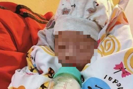 Hà Nội: Phát hiện bé sơ sinh bọc trong túi nilon bị bỏ rơi dưới trời mưa lớn