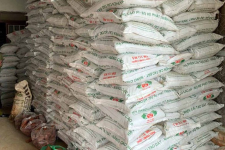 Lâm Đồng: Phát hiện 40 tấn phân bón giả sản xuất bằng đất và bột đá