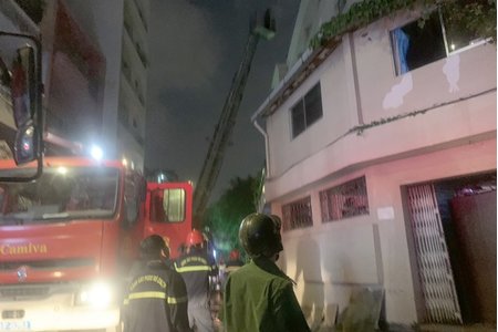TP.HCM: Cháy lớn tại khách sạn Đệ Nhất, đưa nhiều người ngoại quốc ra ngoài