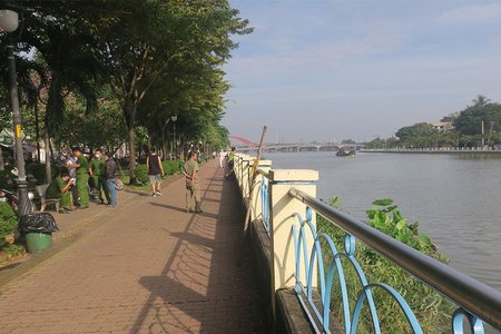Phát hiện thi thể nam giới trôi dạt vào bờ sông Sài Gòn