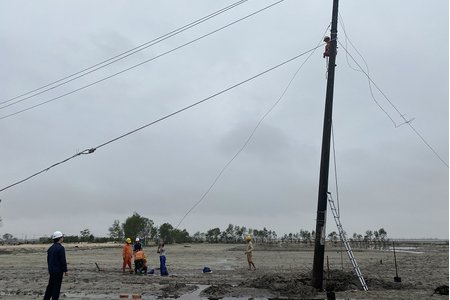 Cơ bản khôi phục và cấp điện trở lại cho các tỉnh miền Trung sau bão số 13