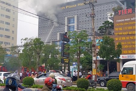 Nghệ An: Khách sạn Vinh Plaza bất ngờ bốc cháy