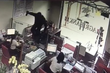 Truy bắt kẻ bịt mặt táo tợn xông vào cướp ngân hàng ở Đồng Nai