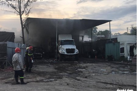 TP.HCM: Cháy lớn bãi xe ở quận 9, nhiều ô tô bị thiêu rụi