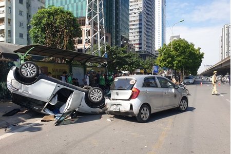 Hà Nội: Ô tô gây tai nạn liên hoàn, 2 người nhập viện