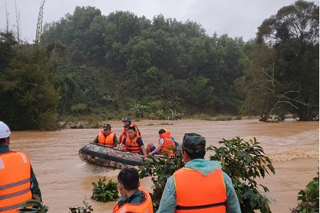 Huy động hơn 100 người tìm kiếm 2 nữ du khách bị lũ cuốn trôi ở Lâm Đồng